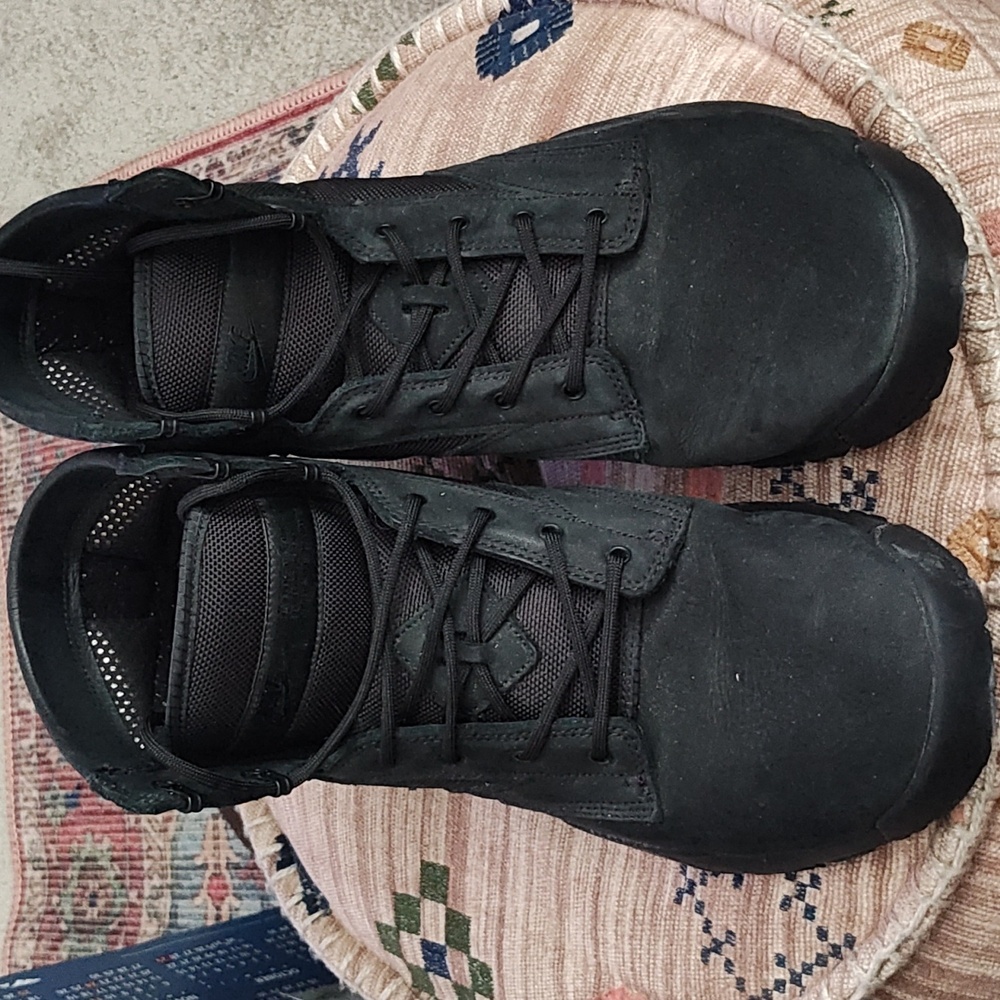 Sz 11.5 Nike obsidian boots